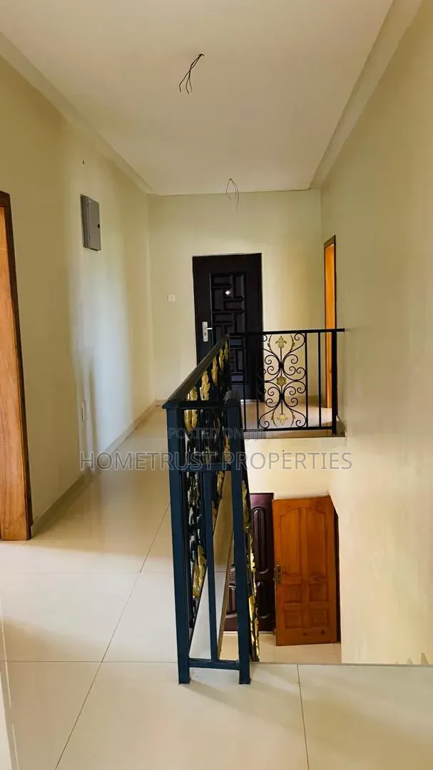 5bdrm Duplex in Pokuase Amanfrom for rent