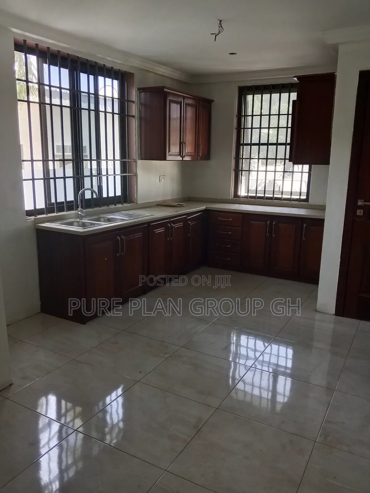 8bdrm House in Abelemkpe Accra, Lincoln School Area for rent