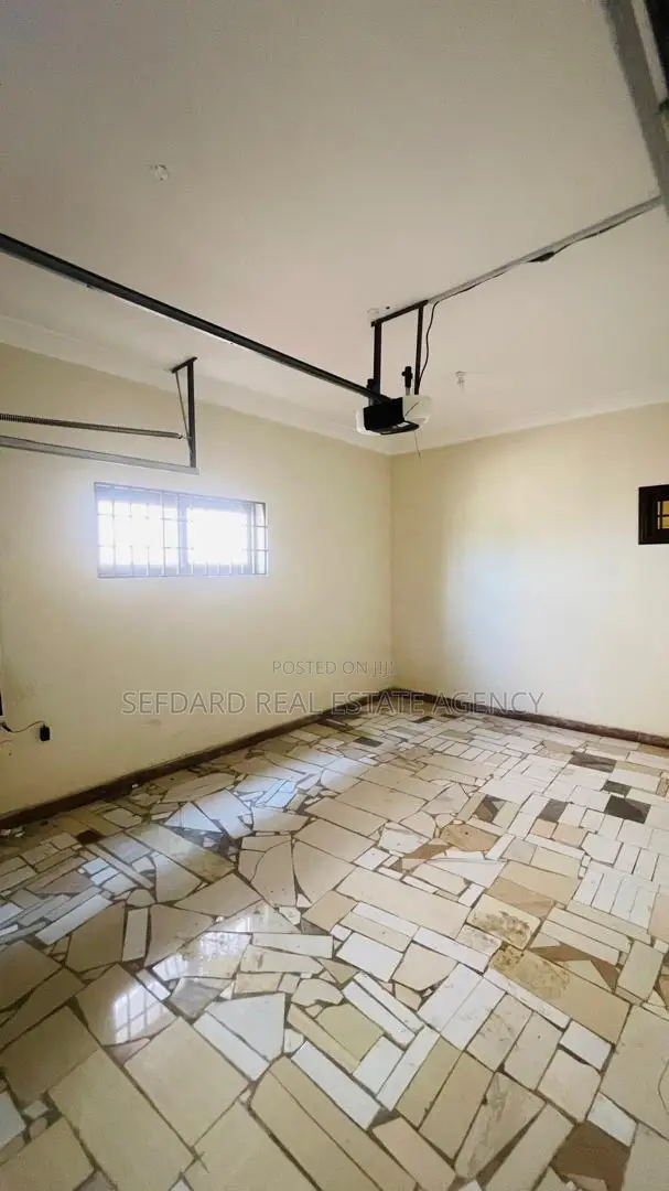 5bdrm Duplex in Sefdard Properties, Pokuase for rent