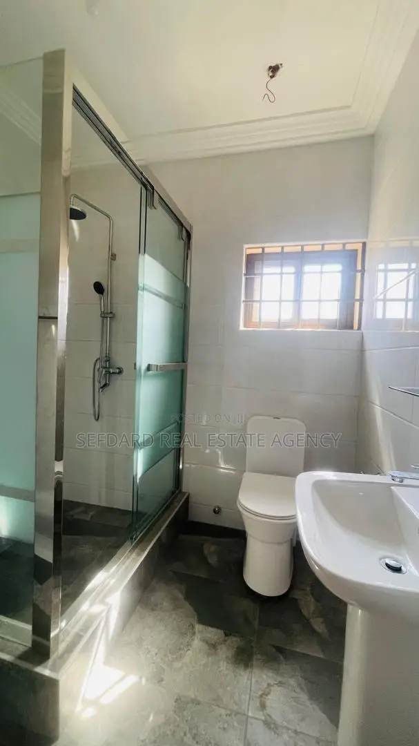5bdrm Duplex in Sefdard Properties, Pokuase for rent