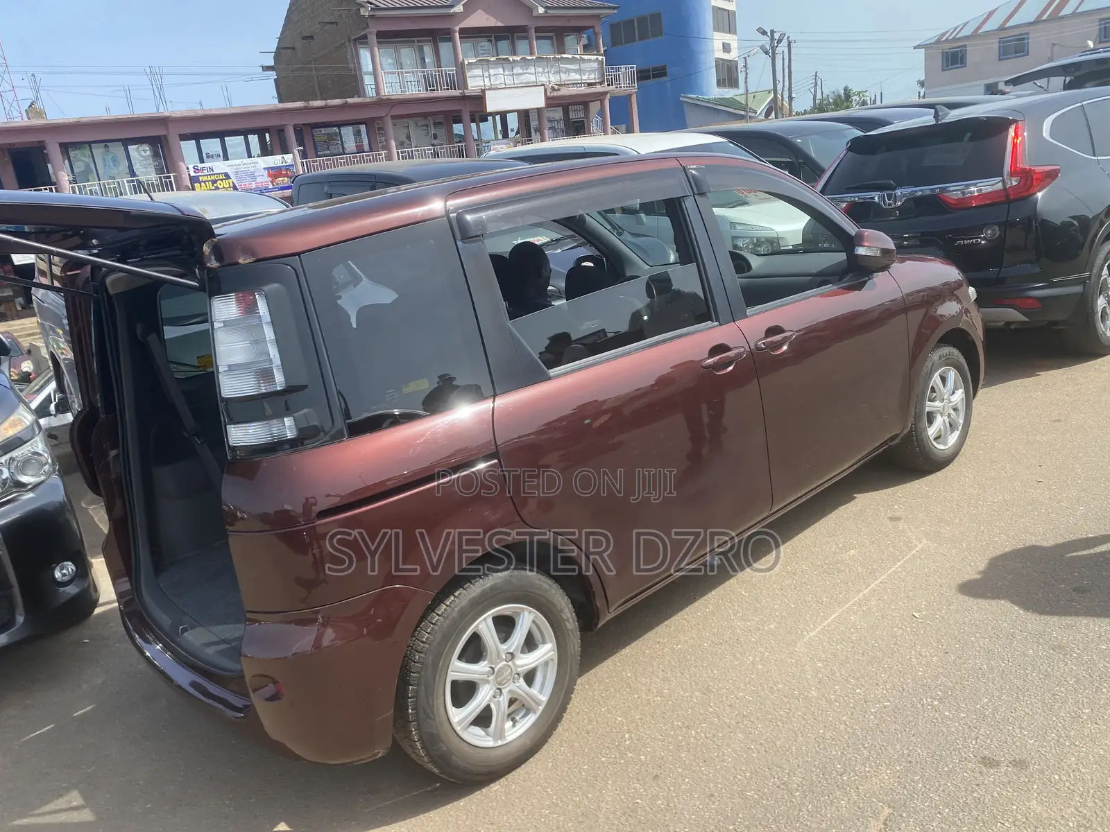 Toyota Sienta 2013 Brown