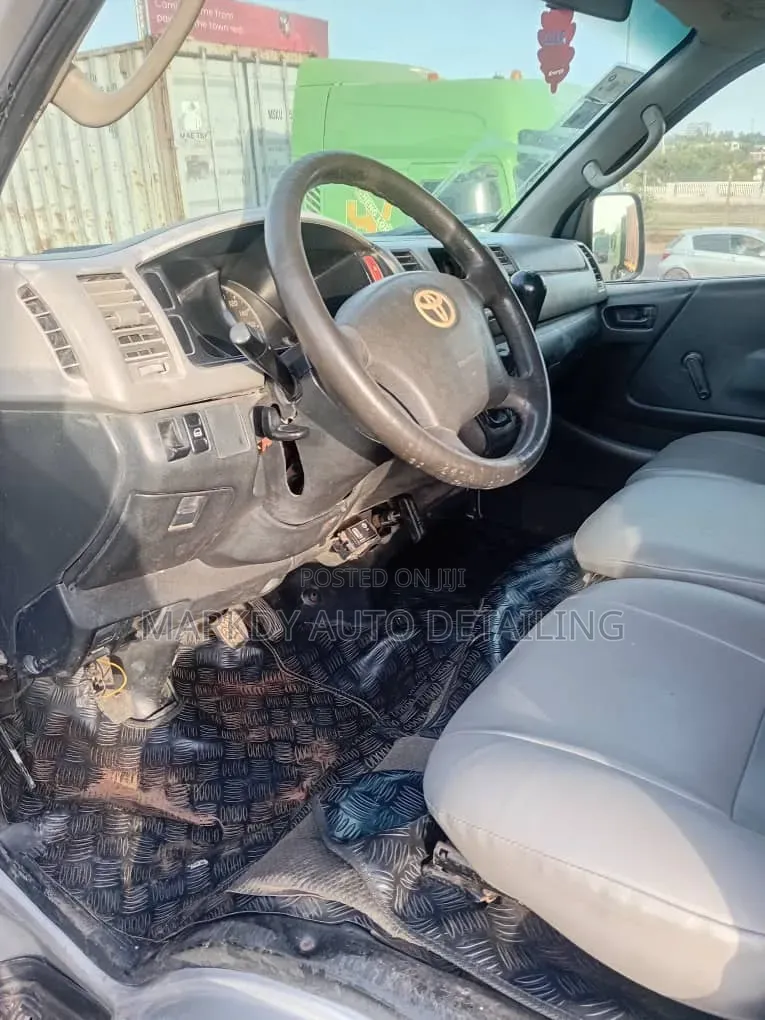 Toyota HiAce 2010 Silver