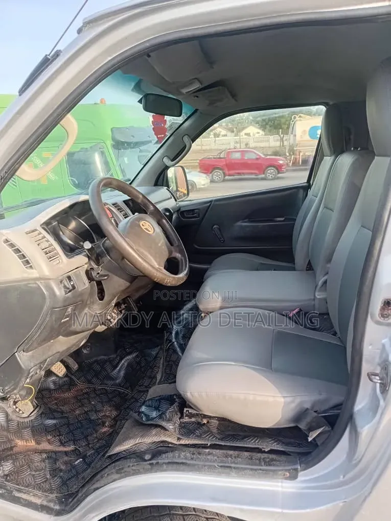 Toyota HiAce 2010 Silver