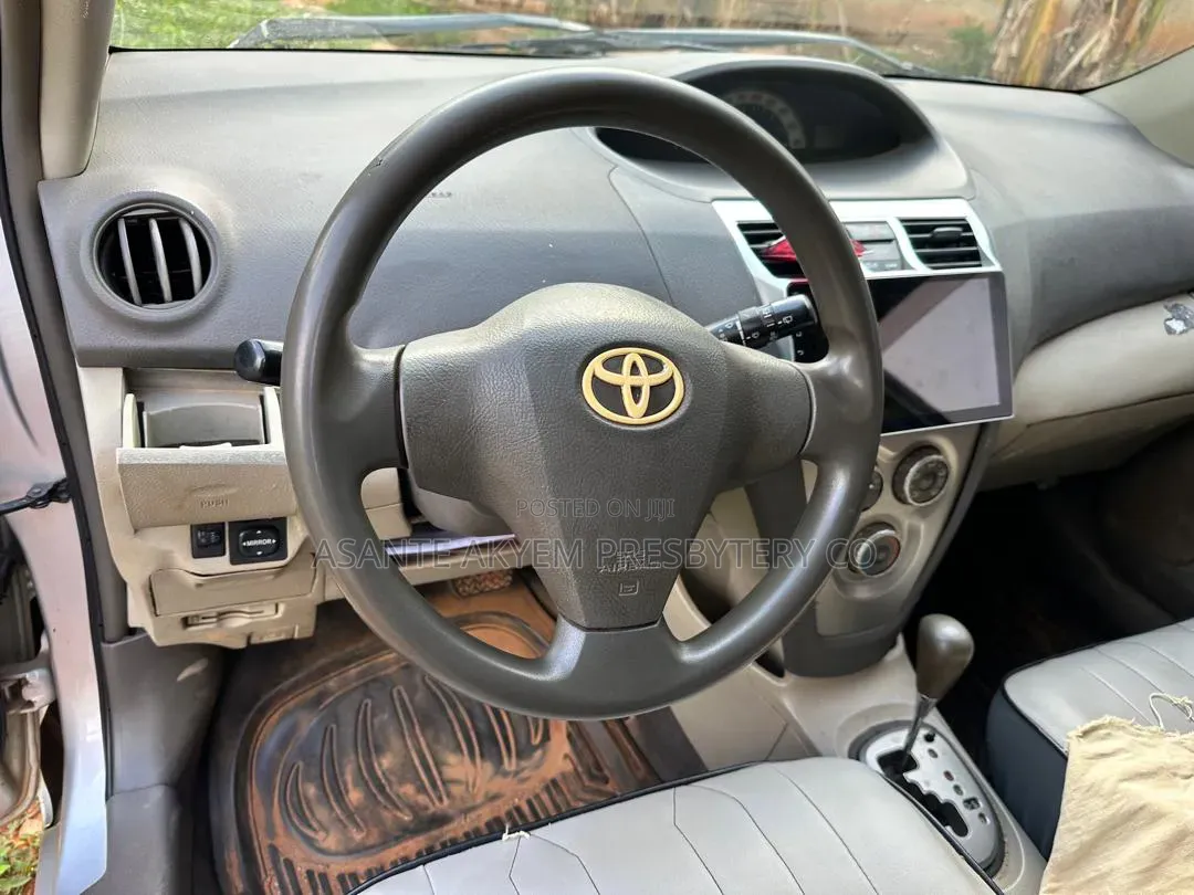 Toyota Belta 2010 Silver