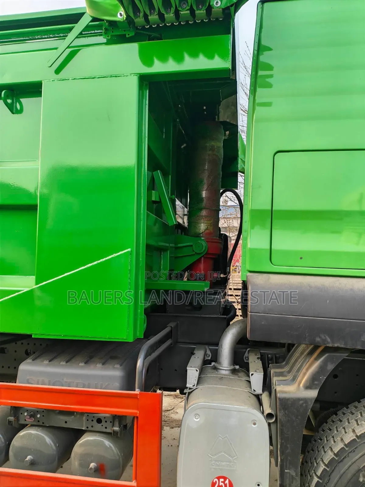 Sinotruk Howo Tx Heavy-Duty Green Tipper Truck