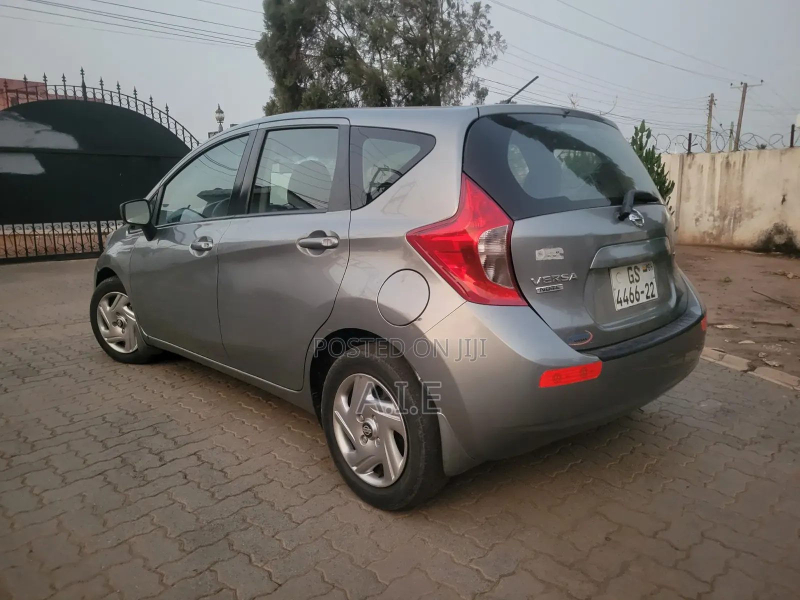 Nissan Versa 1.6 SV 4dr Sedan (1.6L 4cyl CVT) 2015 Gray