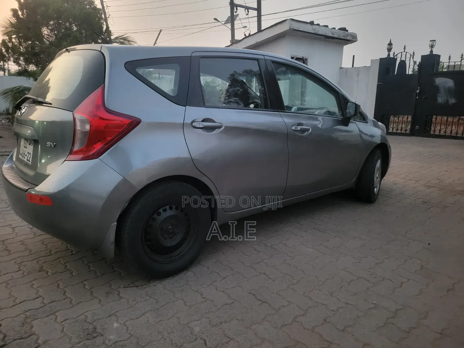 Nissan Versa 1.6 SV 4dr Sedan (1.6L 4cyl CVT) 2015 Gray