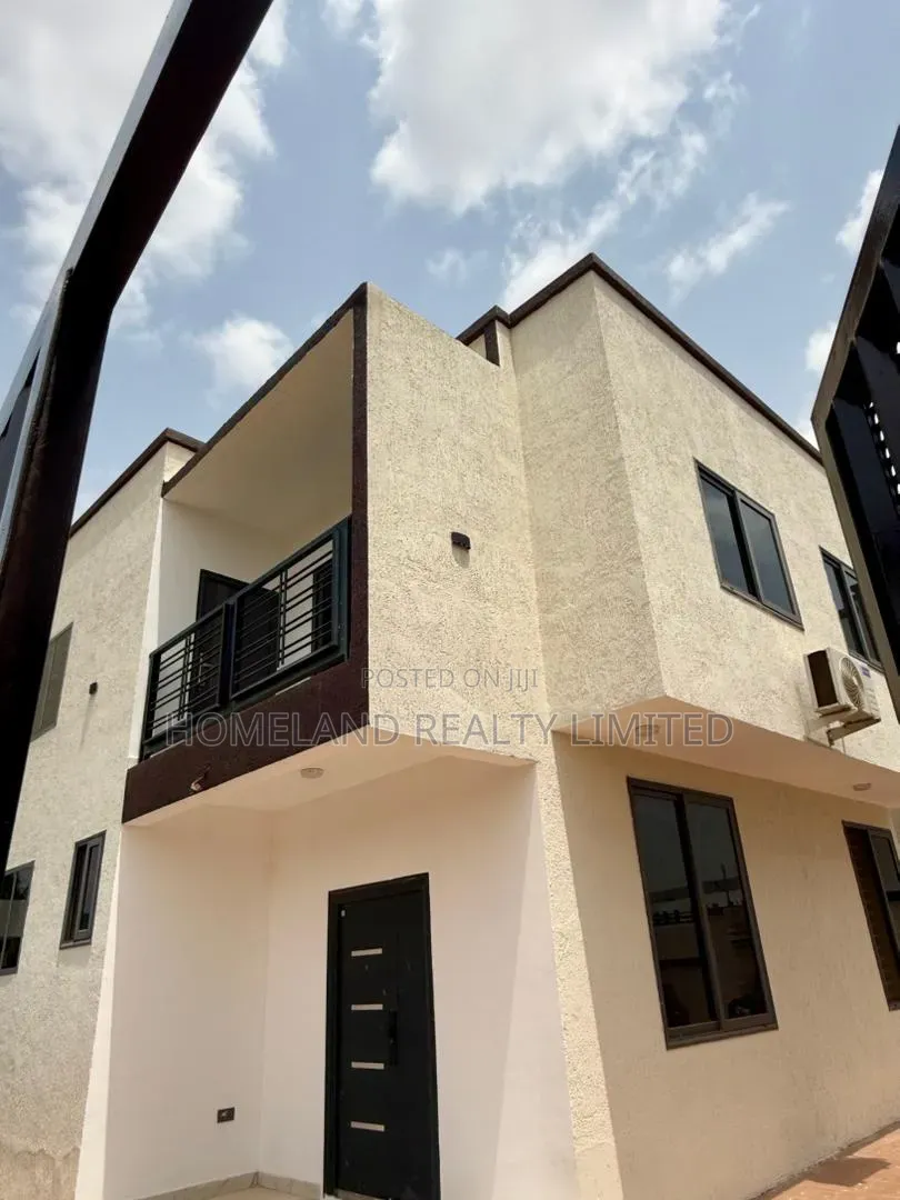 3bdrm Duplex in Adenta Barrier Rowi for rent