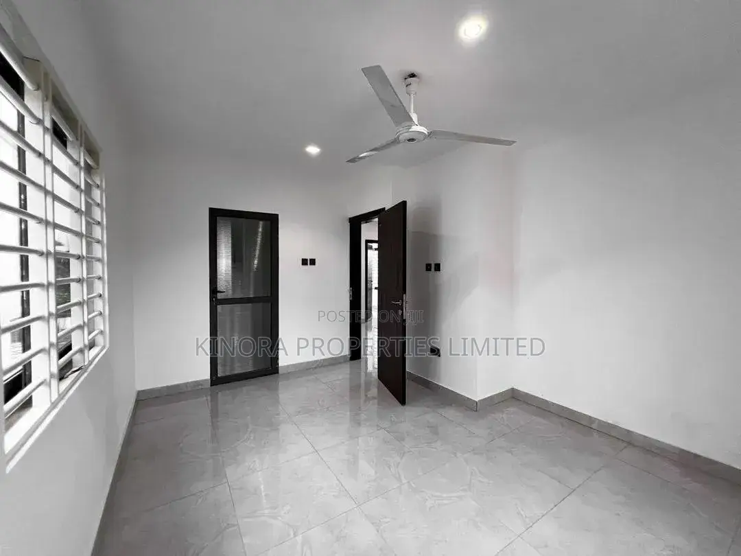 3bdrm Duplex in Adenta Barrier Rowi for rent