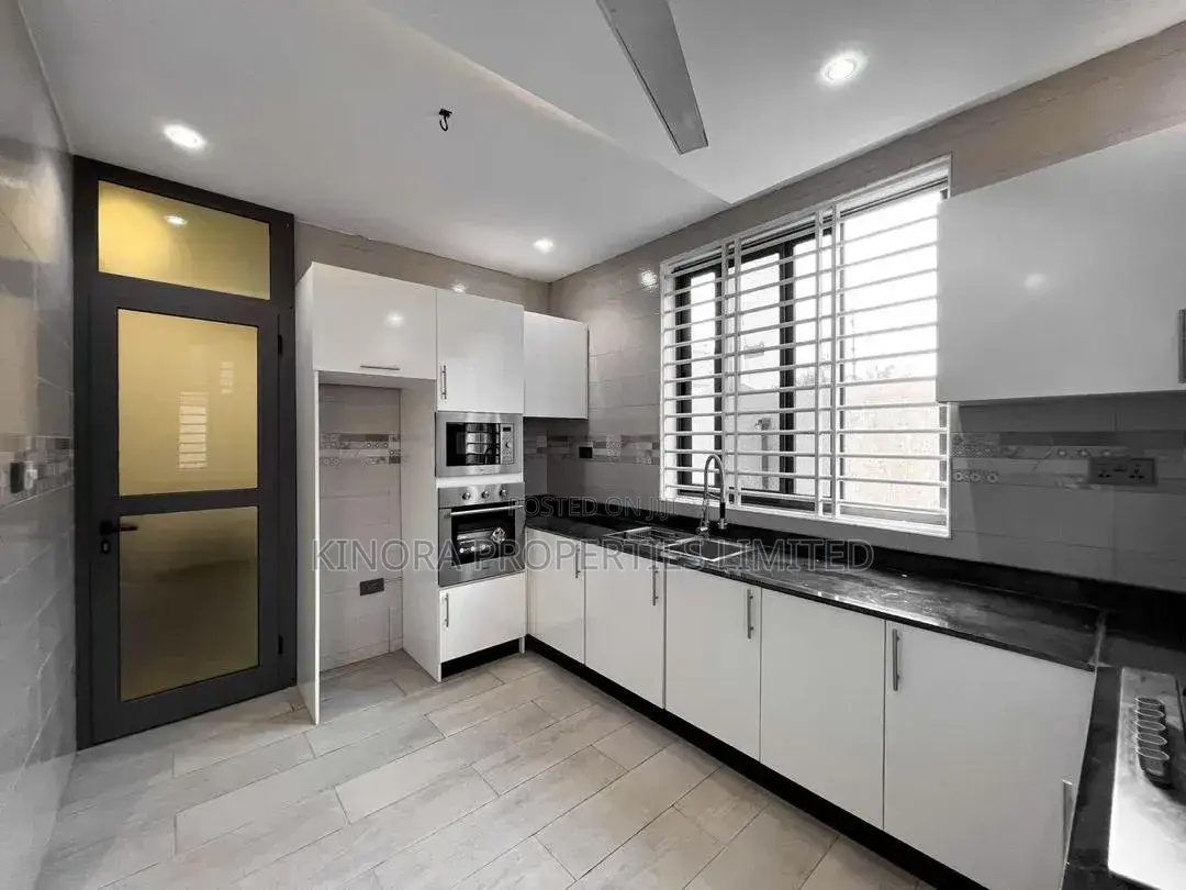 3bdrm Duplex in Adenta Barrier Rowi for rent