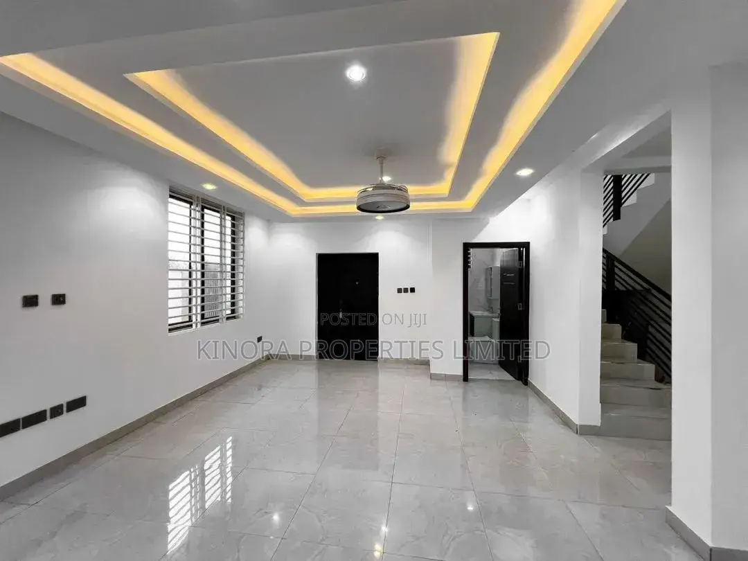 3bdrm Duplex in Adenta Barrier Rowi for rent