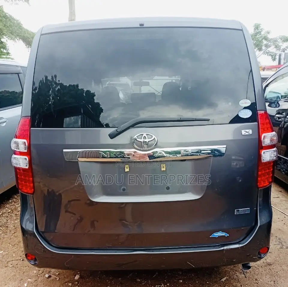 Toyota Noah 2.0 143hp AWD (8 Seater) 2011 Gray