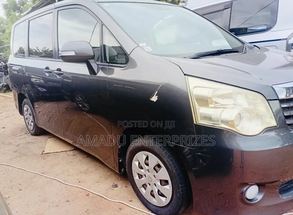 Toyota Noah 2.0 143hp AWD (8 Seater) 2011 Gray