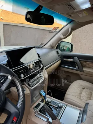 Toyota Land Cruiser LC300 2024 White