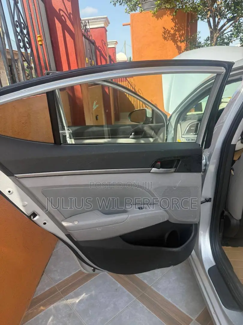 Hyundai Elantra 2018 Silver