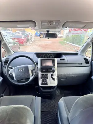Toyota Voxy 2012 Silver
