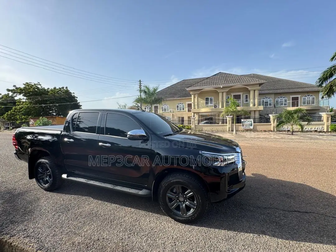 Toyota Hilux 2025 Black