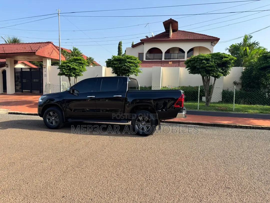 Toyota Hilux 2025 Black