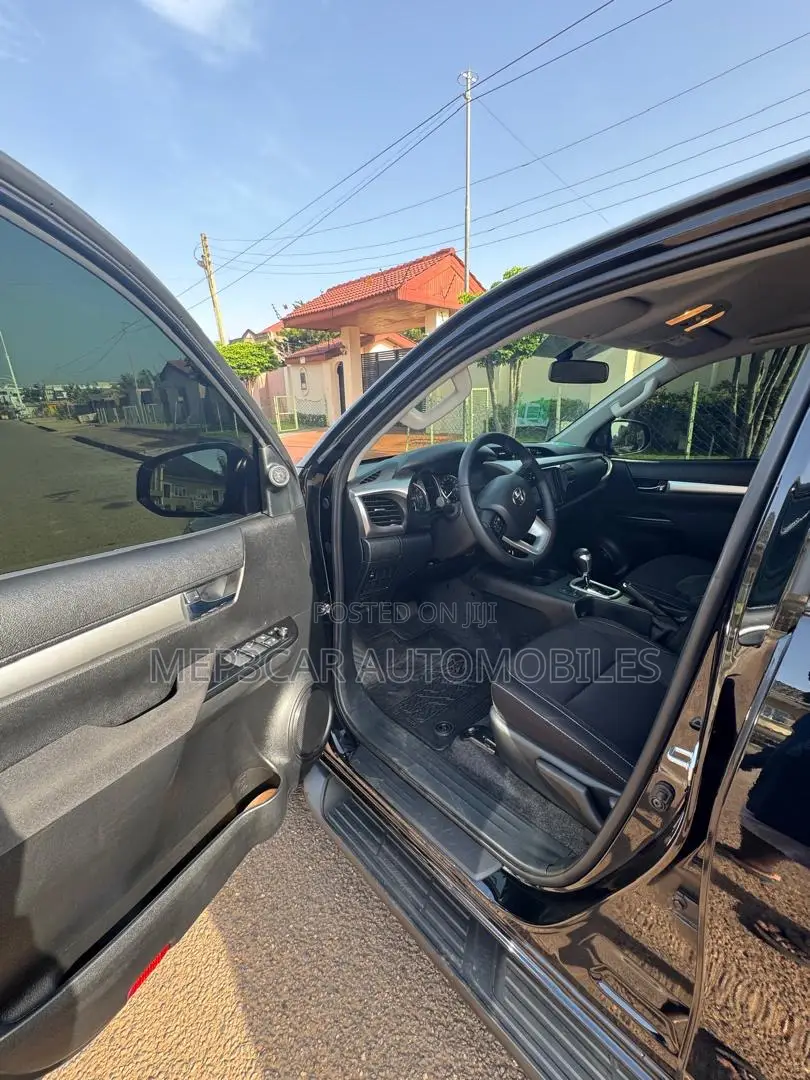 Toyota Hilux 2025 Black