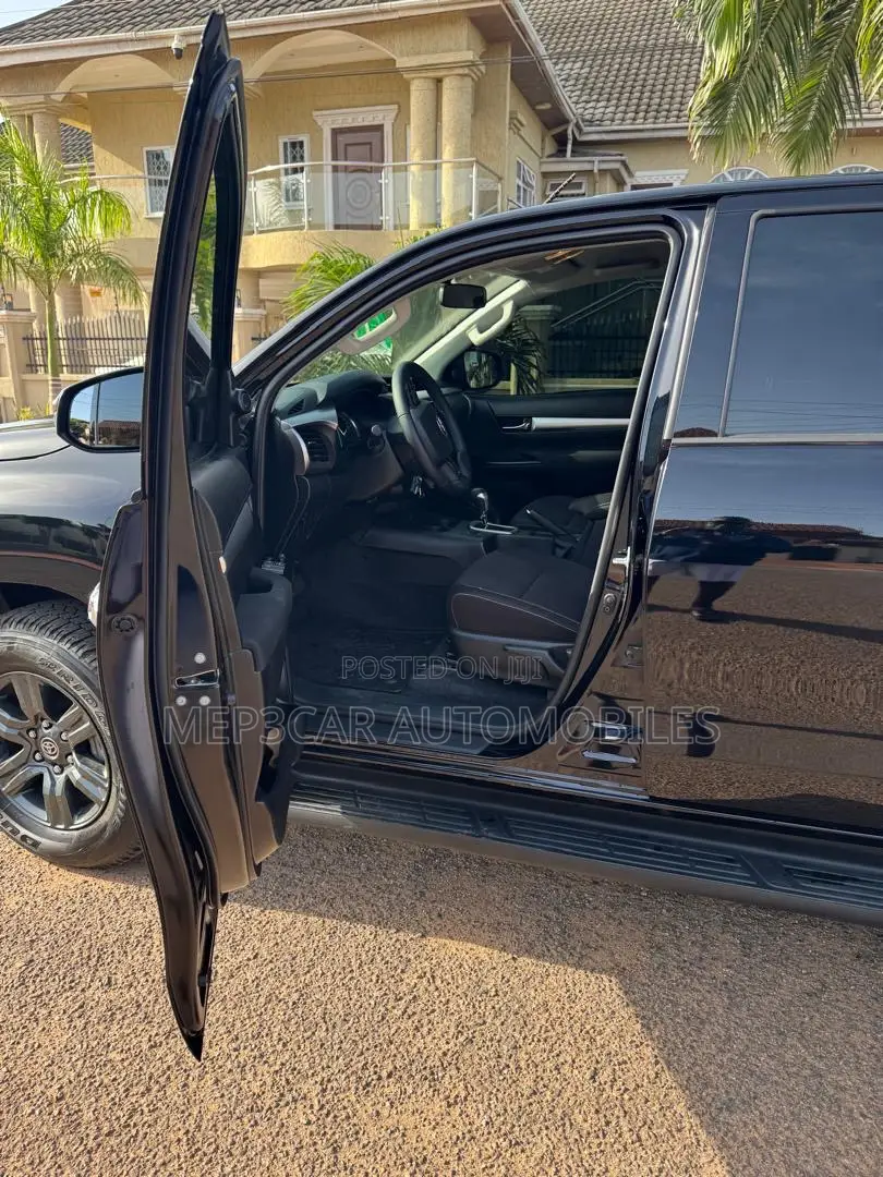 Toyota Hilux 2025 Black