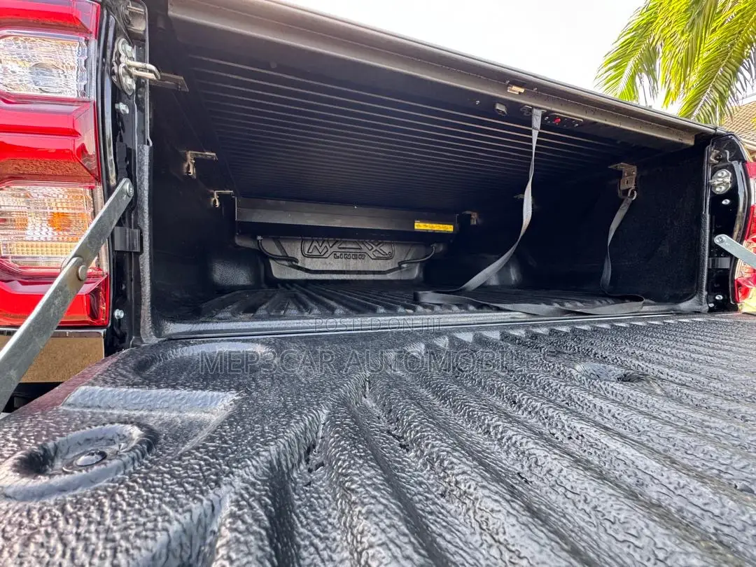 Toyota Hilux 2025 Black