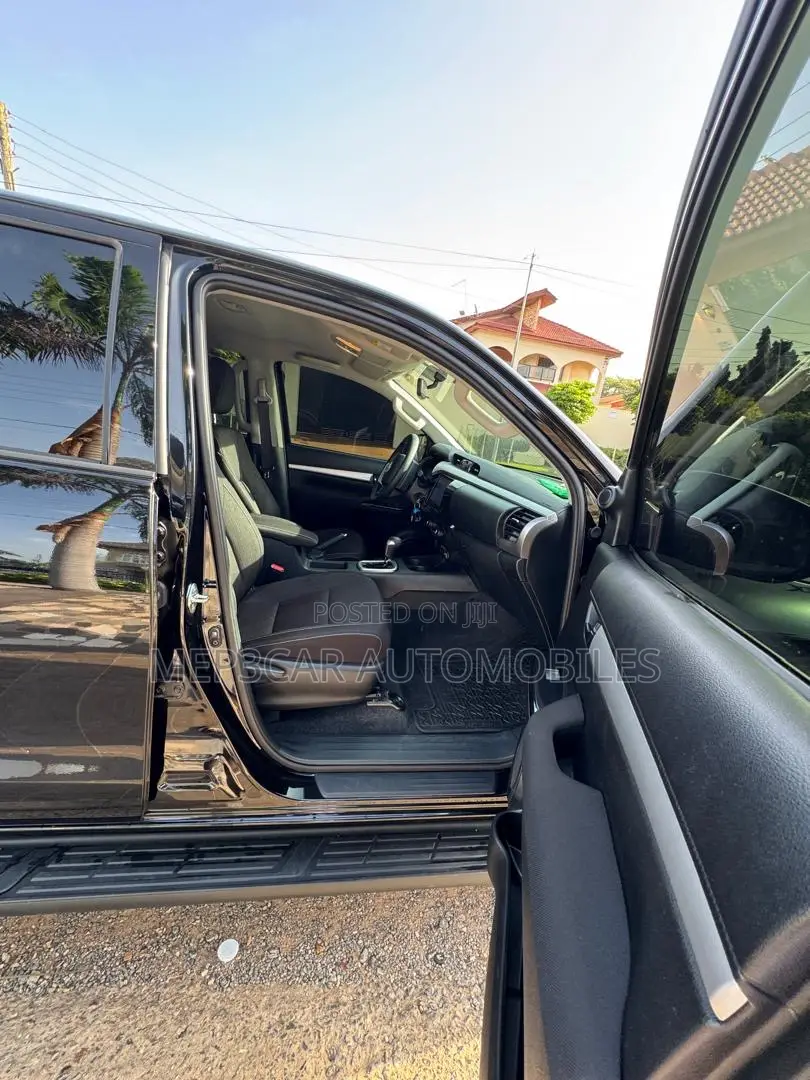 Toyota Hilux 2025 Black