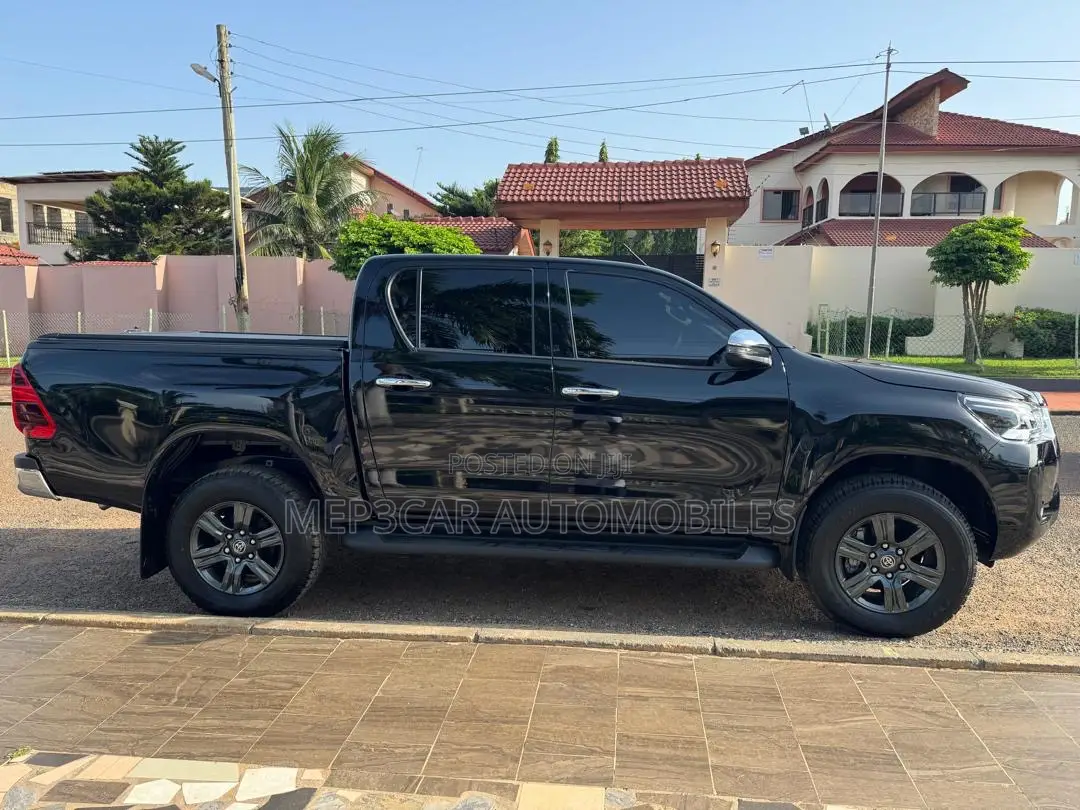 Toyota Hilux 2025 Black