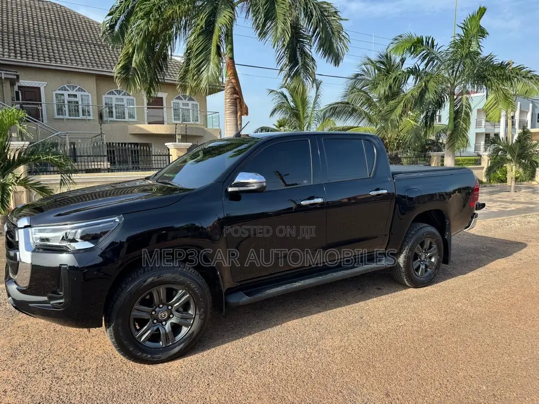 Toyota Hilux 2025 Black