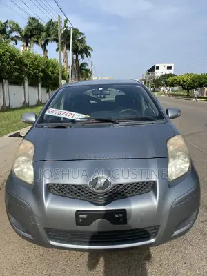 Toyota Vitz 2010 Silver