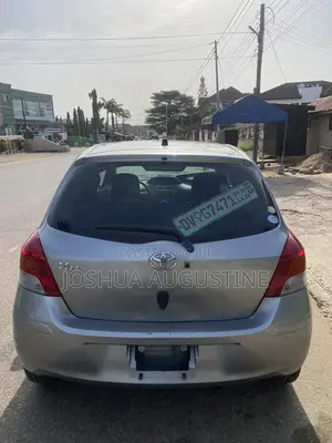 Toyota Vitz 2010 Silver