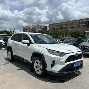 Toyota RAV4 LE 2022 White