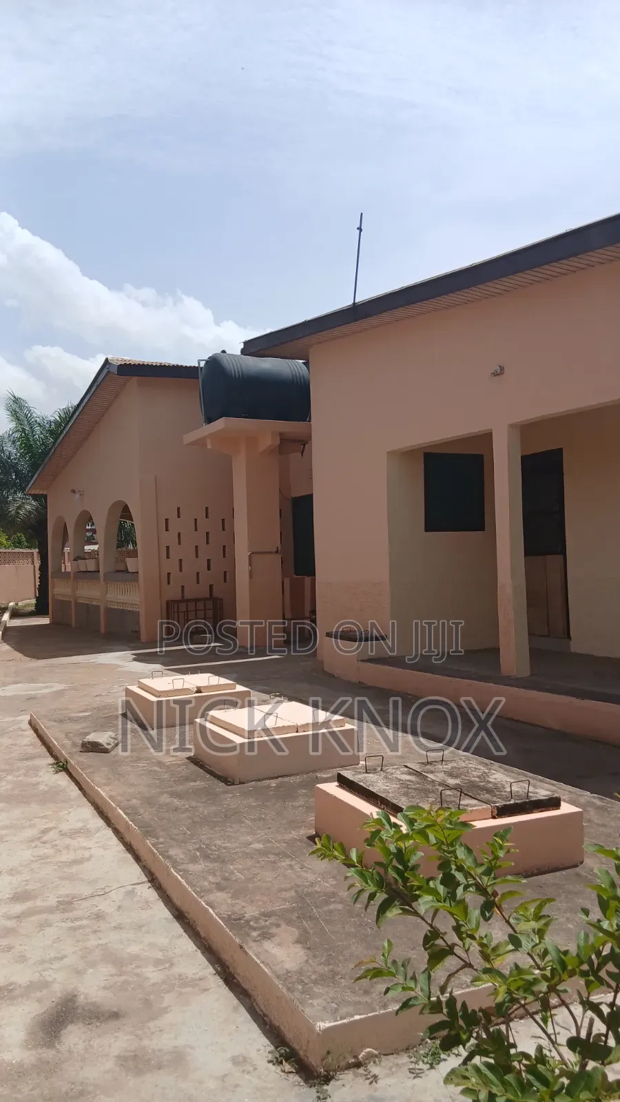 5bdrm Apartment in Teshie Nungua, Addogonno for rent