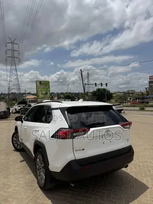 Toyota RAV4 XLE AWD 2019 White