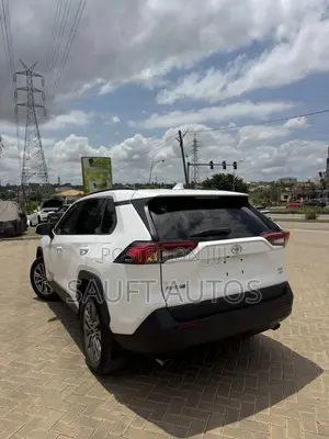 Toyota RAV4 XLE AWD 2019 White
