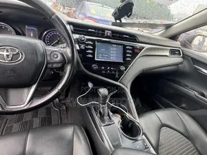 Toyota Camry SE FWD (2.5L 4cyl 8AM) 2018 Red
