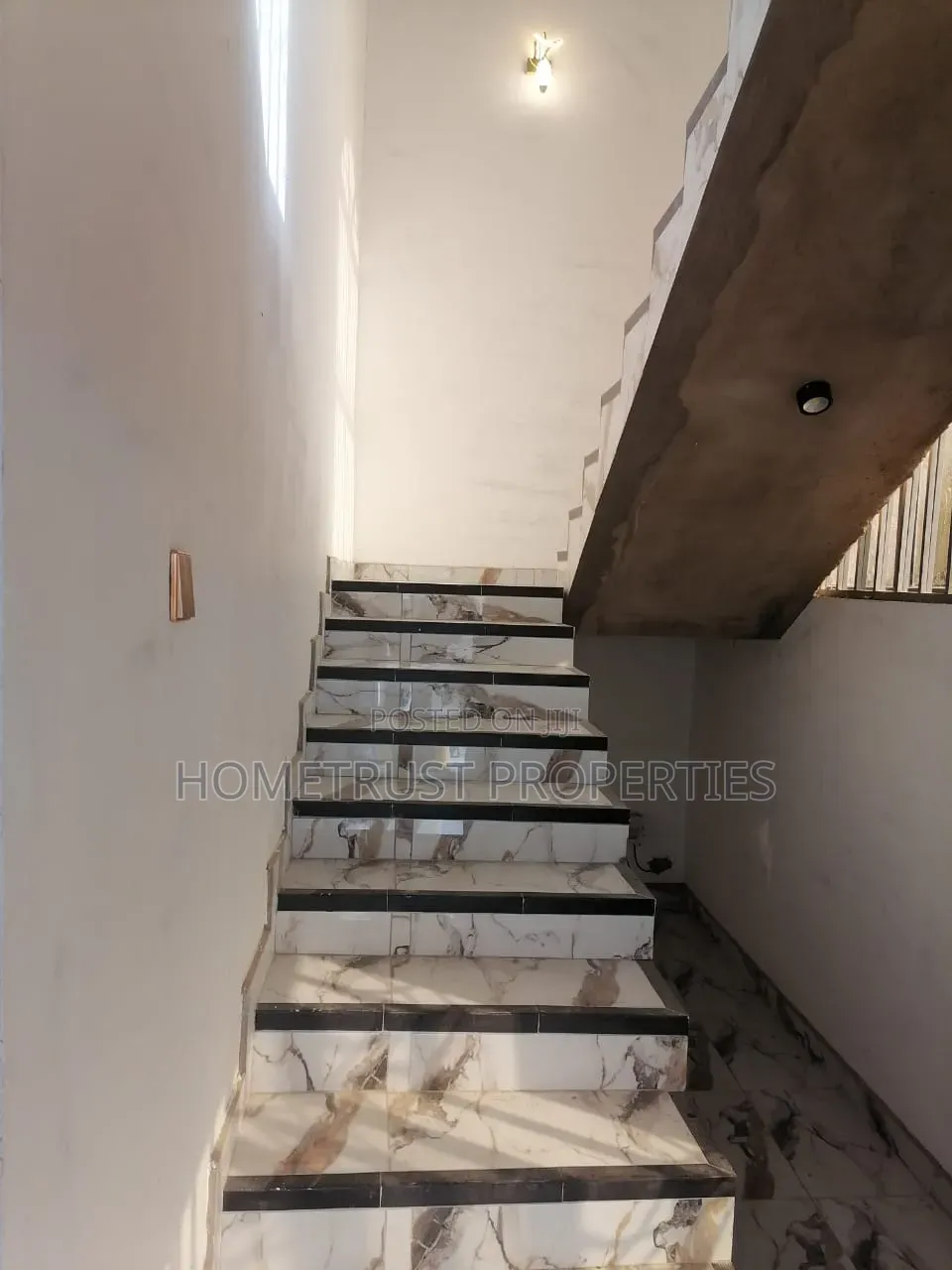 5bdrm Duplex in Amasaman Sapeiman for sale