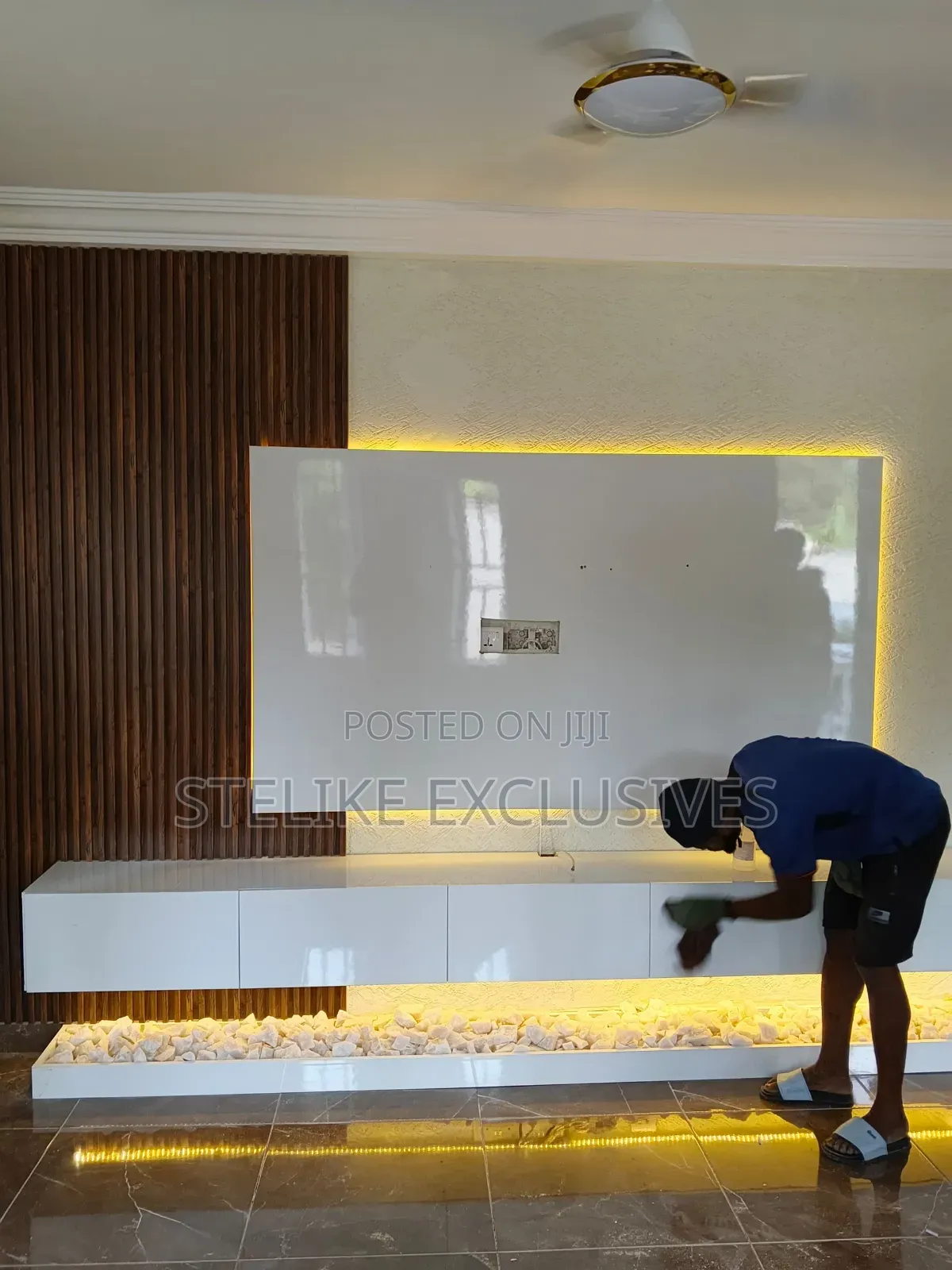 Elevézen TV Console