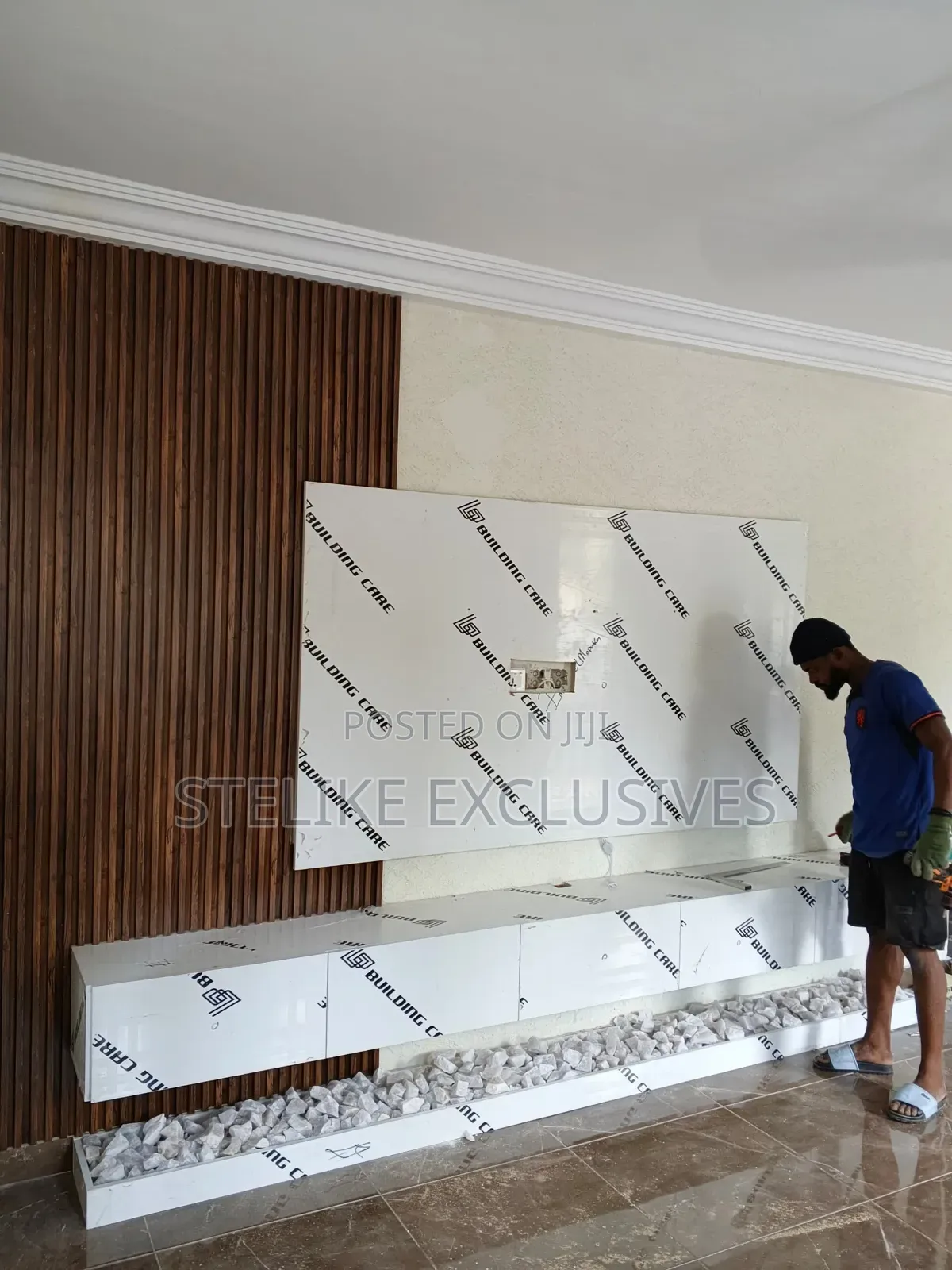 Elevézen TV Console