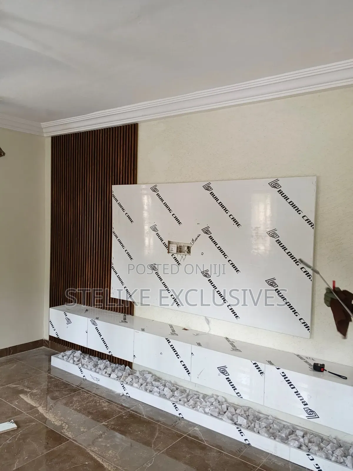 Elevézen TV Console