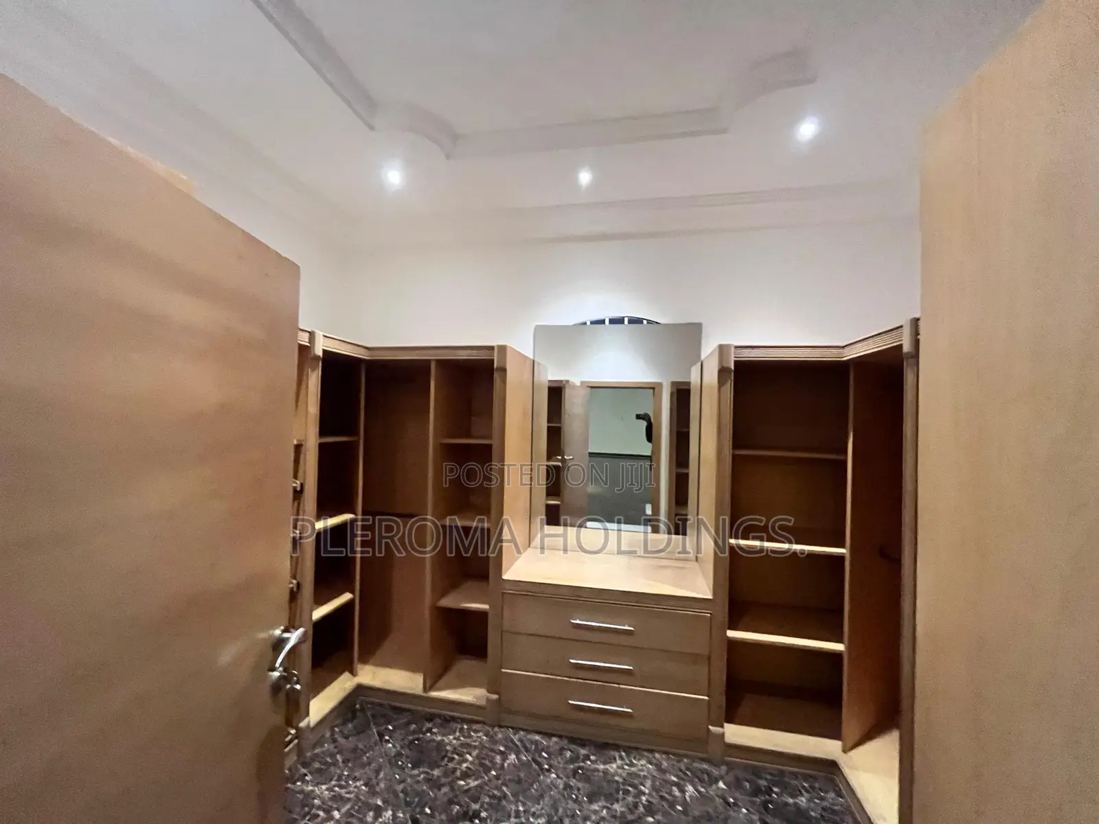 5bdrm Mansion in East Legon for rent