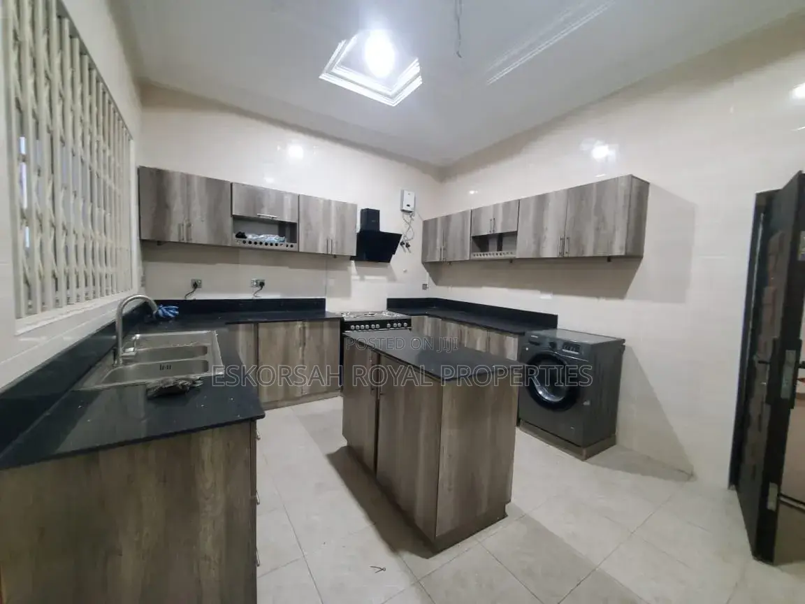 5bdrm House in Adjiringanor, Otano for rent