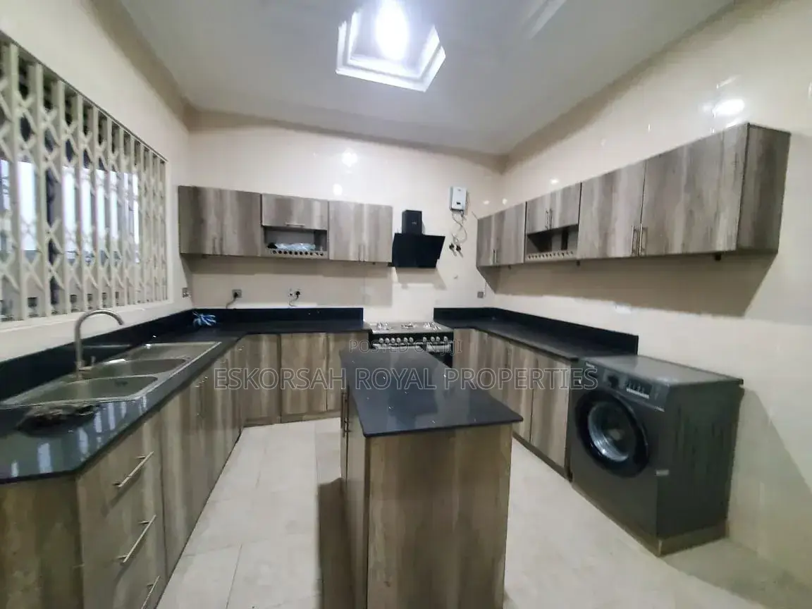 5bdrm House in Adjiringanor, Otano for rent