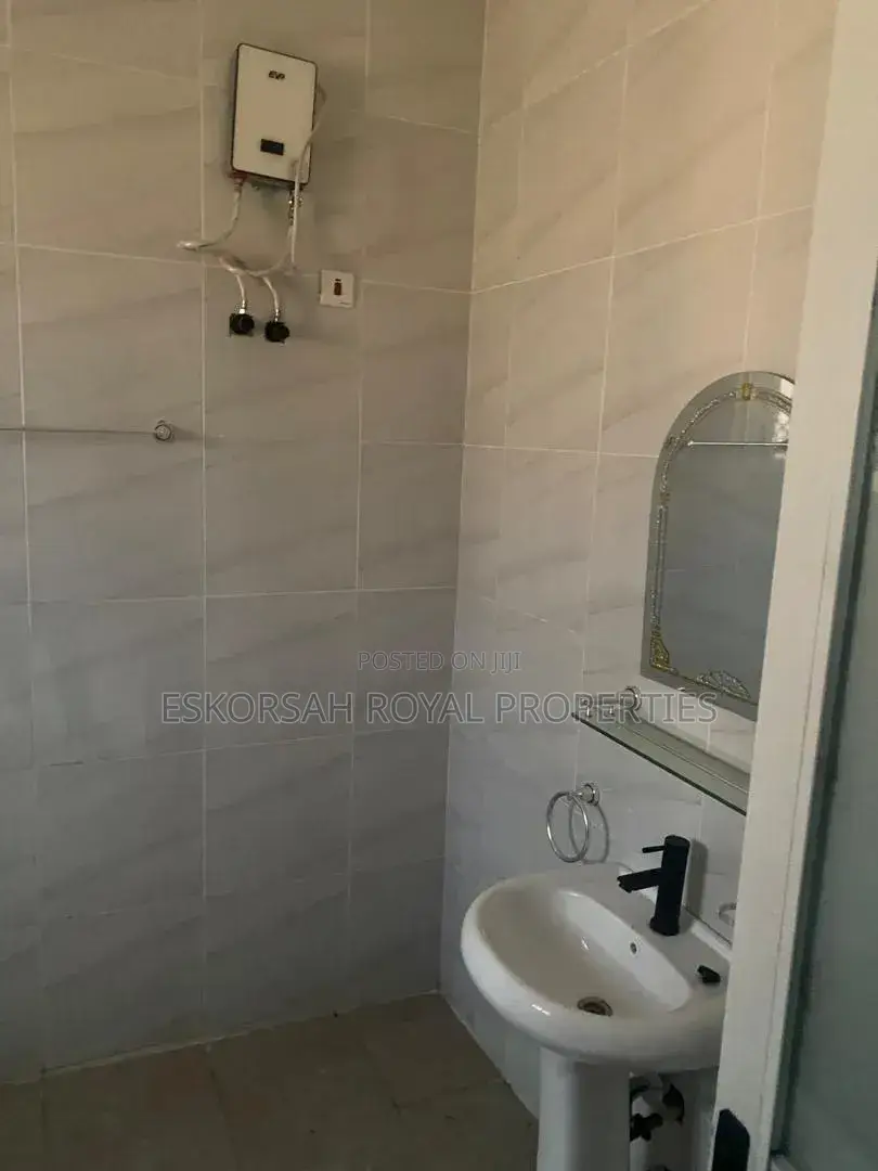 5bdrm House in Adjiringanor, Otano for rent