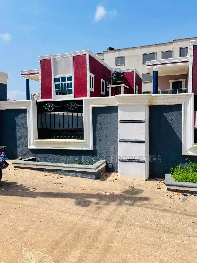 5bdrm House in Achimota Ofankor Rd, Mile 7 for sale