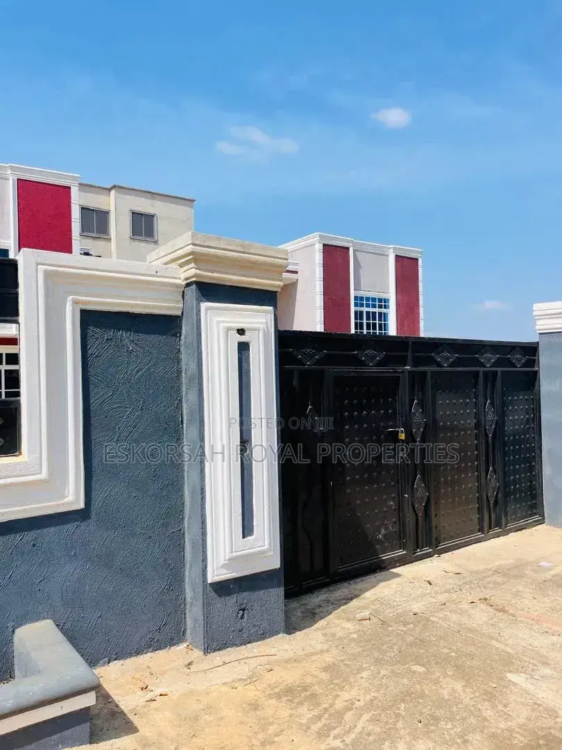 5bdrm House in Achimota Ofankor Rd, Mile 7 for sale