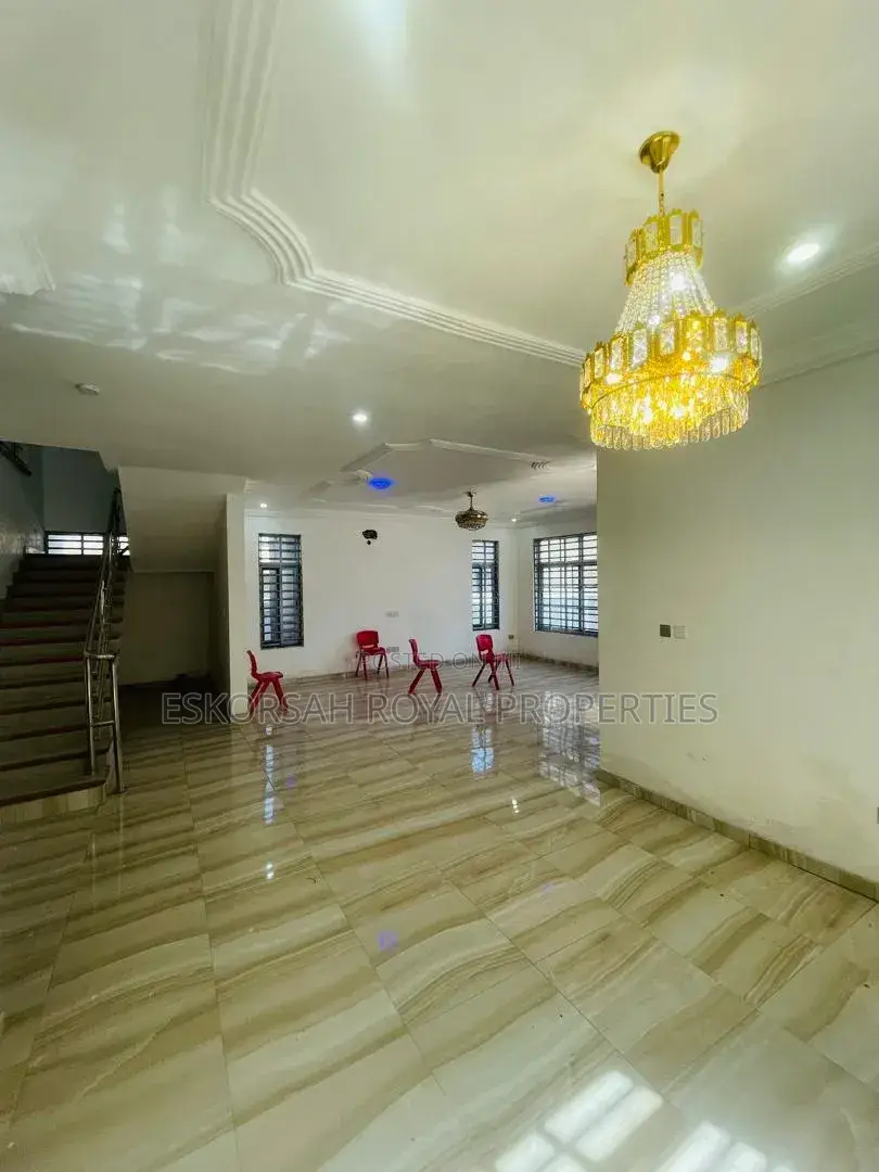 5bdrm House in Achimota Ofankor Rd, Mile 7 for sale