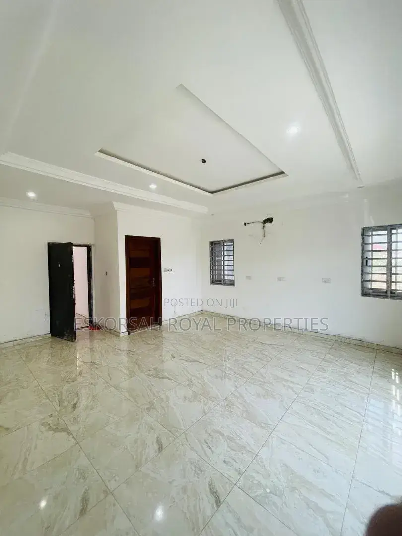 5bdrm House in Achimota Ofankor Rd, Mile 7 for sale