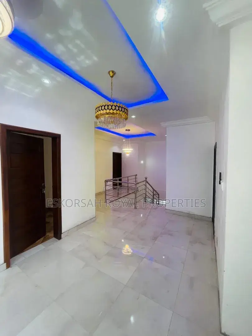 5bdrm House in Achimota Ofankor Rd, Mile 7 for sale