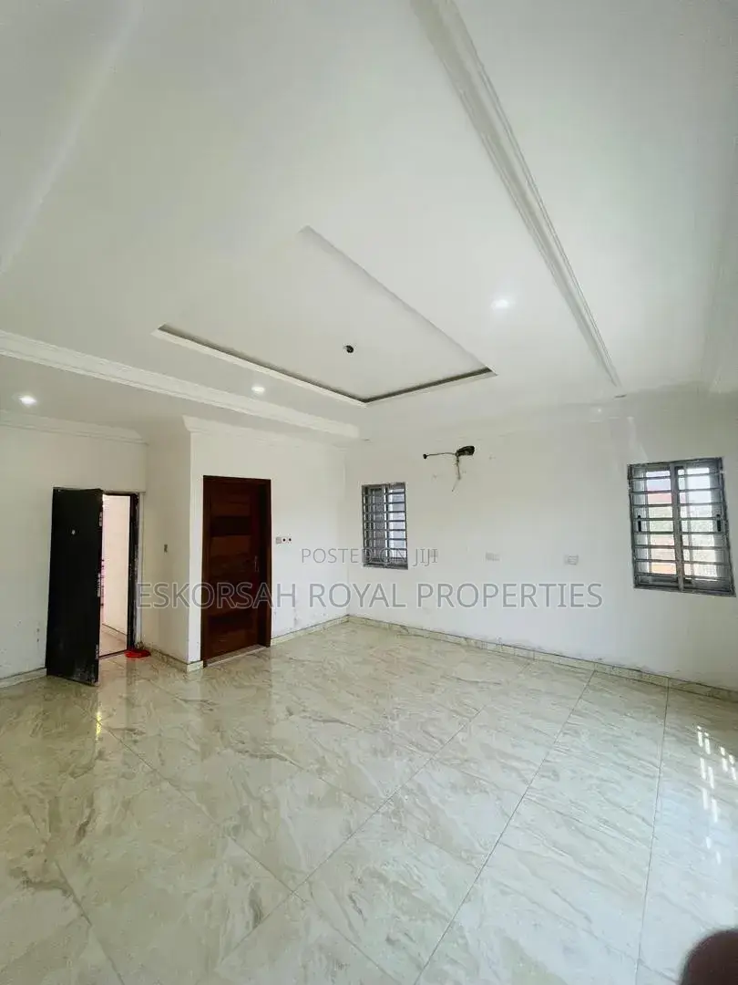 5bdrm House in Achimota Ofankor Rd, Mile 7 for sale
