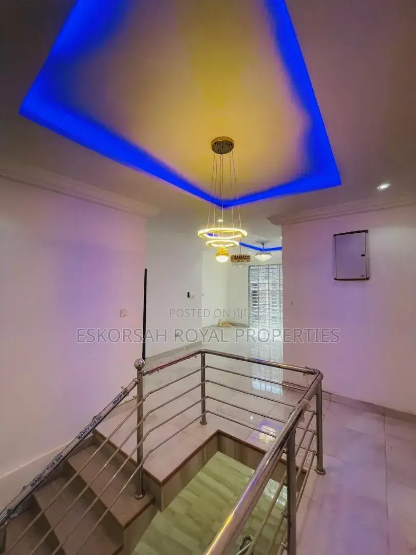 5bdrm House in Achimota Ofankor Rd, Mile 7 for sale